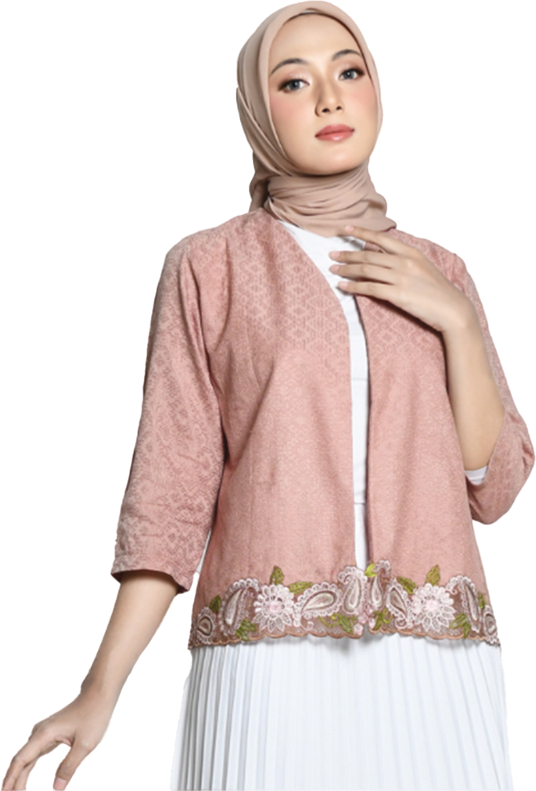 Model mengenakan koleksi Jelujur warna pink