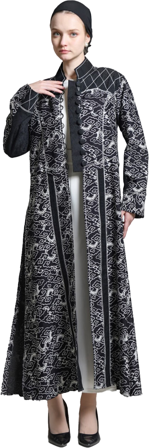 Model mengenakan outer batik hitam